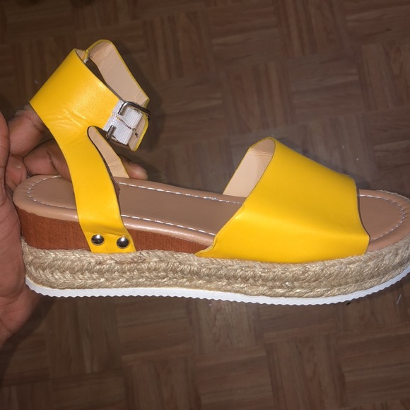 Woman’s Yellow Strap Sandals Never Worn Size 8 With Original Packaging - Picture 5 of 7